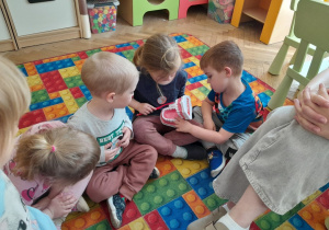Dzieci szczotkują zęby na specjalnym modelu szczęki