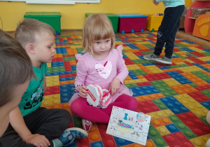 Dzieci szczotkują zęby na specjalnym modelu szczęki