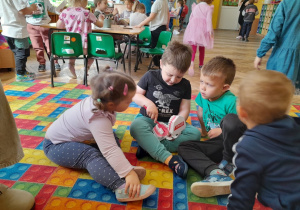 Dzieci szczotkują zęby na specjalnym modelu szczęki