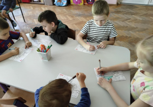 Dzieci kolorują obrazki