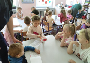 Dzieci szczotkują zęby na specjalnym modelu szczęki
