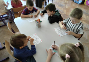 Dzieci kolorują obrazki