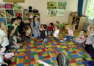 Dzieci dowiadują się, w jaki sposób dbać o higienę jamy ustnej