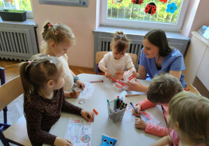Dzieci szczotkują zęby na specjalnym modelu szczęki
