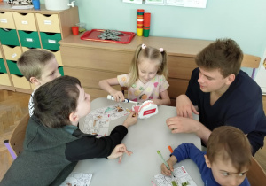 Dzieci szczotkują zęby na specjalnym modelu szczęki