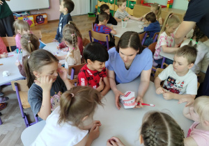 Dzieci szczotkują zęby na specjalnym modelu szczęki