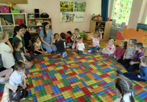 Dzieci dowiadują się, w jaki sposób dbać o higienę jamy ustnej
