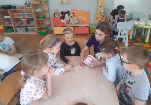 Dzieci szczotkują zęby na specjalnym modelu szczęki