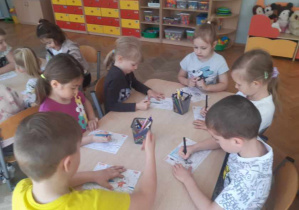 Dzieci kolorują obrazki