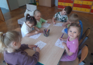 Dzieci kolorują obrazki
