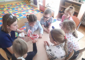 Dzieci dowiadują się, w jaki sposób dbać o higienę jamy ustnej
