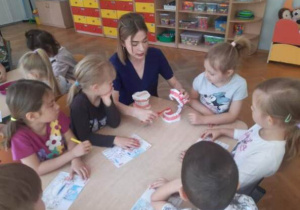 Dzieci dowiadują się, w jaki sposób dbać o higienę jamy ustnej
