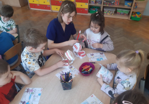 Dzieci szczotkują zęby na specjalnym modelu szczęki