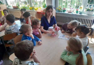 Dzieci szczotkują zęby na specjalnym modelu szczęki