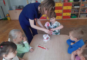 Dzieci szczotkują zęby na specjalnym modelu szczęki