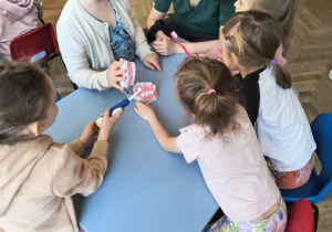 Dzieci dowiadują się, w jaki sposób dbać o higienę jamy ustnej