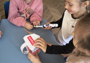 Dzieci szczotkują zęby na specjalnym modelu szczęki