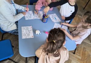 Dzieci kolorują obrazki