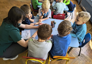 Dzieci szczotkują zęby na specjalnym modelu szczęki