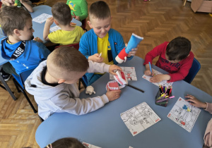 Dzieci szczotkują zęby na specjalnym modelu szczęki