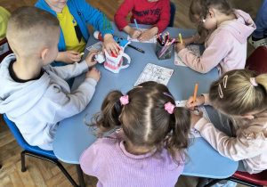 Dzieci szczotkują zęby na specjalnym modelu szczęki