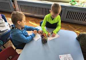 Dzieci szczotkują zęby na specjalnym modelu szczęki