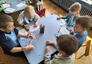 Dzieci szczotkują zęby na specjalnym modelu szczęki