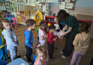Dzieci otrzymują pastę do zębów