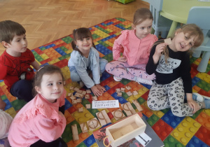 Dzieci układają litery z klocków