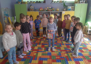 Dzieci składają koleżance życzenia