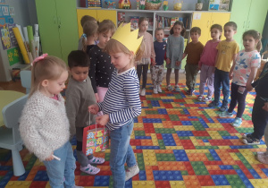 Dzieci składają koleżance życzenia