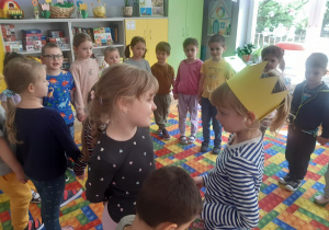 Dzieci składają koleżance życzenia