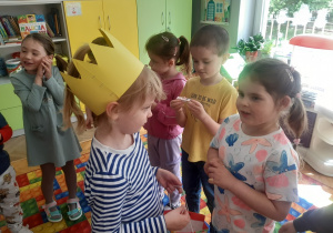 Dzieci składają koleżance życzenia