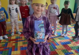 Dzieci składają koleżance życzenia