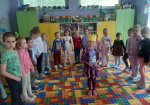 Dzieci składają koleżance życzenia