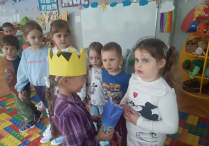 Dzieci składają koleżance życzenia
