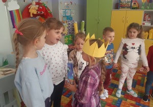 Dzieci składają koleżance życzenia
