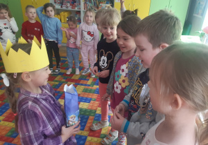 Dzieci składają koleżance życzenia