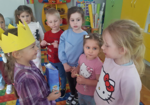 Dzieci składają koleżance życzenia