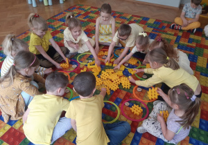 Dzieci podczas zabaw matematycznych