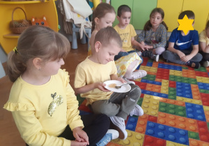 Dzieci poznają miód