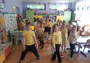 Dzieci podczas zabaw ruchowych