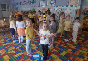Dzieci podczas zabaw ruchowych