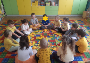 Dzieci podczas zabaw matematycznych
