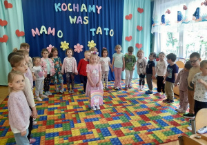 Dzieci składają koleżance życzenia