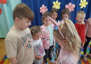 Dzieci składają koleżance życzenia