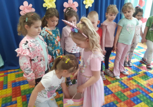 Dzieci składają koleżance życzenia