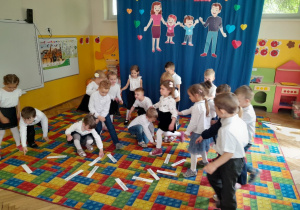 Dzieci szukają wizytówek ze swoimi imionami