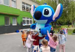 Dzieci przytulają się do Stitcha