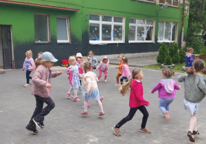 Zabawy w ogrodzie przedszkolnym